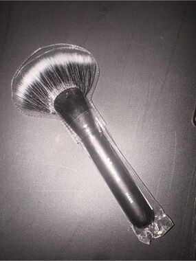 Morphe Fan Powder Brush in Black with White-Tipped Bristles M495